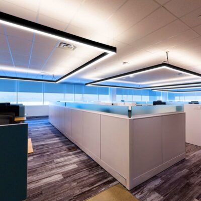 RGBCW instelbare witte LED lineaire hanglamp geïnstalleerd in een modern open kantoor, biedt egale witte verlichting met optionele RGB-kleuraanpassingen