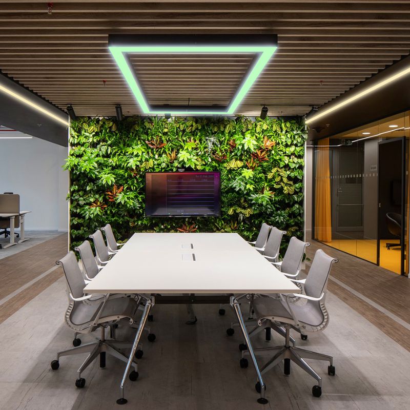 Luminaria arquitectónica lineal con iluminación LED RGBCW blanca ajustable utilizada en un pasillo comercial para una iluminación continua y cómoda