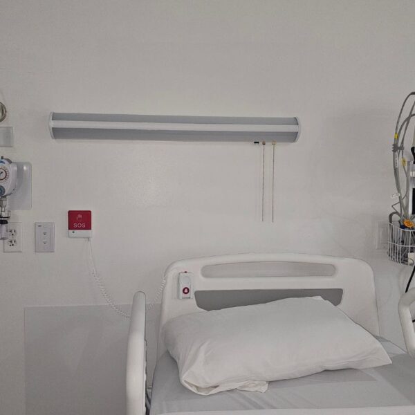 Applicazione della luce a LED sopra il letto