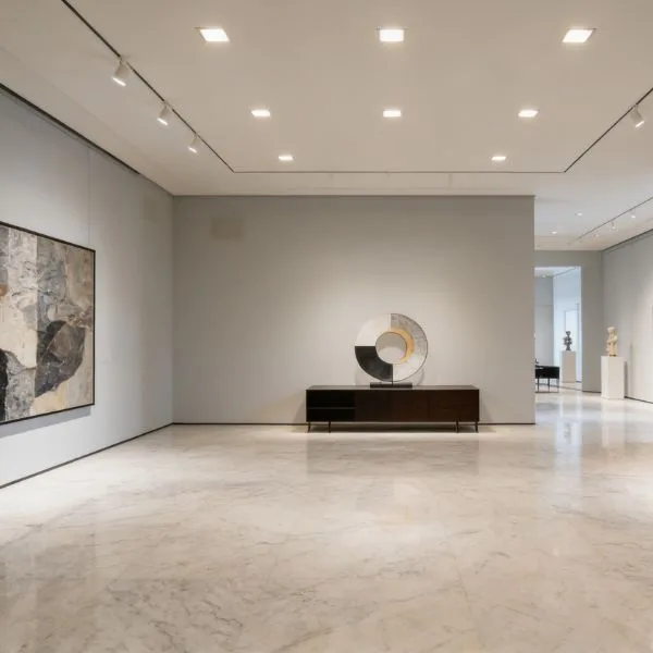 Luminaires encastrés ronds ultra-fins 5CCT dans le plafond d'une salle d'exposition offrant un éclairage uniforme.