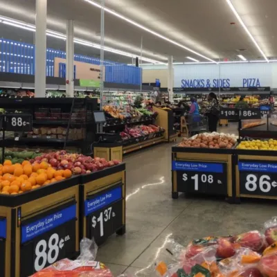 Profils d’éclairage LED linéaires avec 5000K lumière du jour froide pour comptoirs de fruits de mer, créant un affichage propre et frais