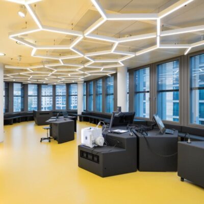 opgehangen lineaire verlichtingsarmatuur in wachtruimte