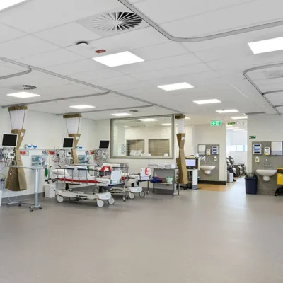 NSF-gecertificeerd afwasbaar LED-paneel ontworpen voor klinische spash zones en infectiebeheersing.