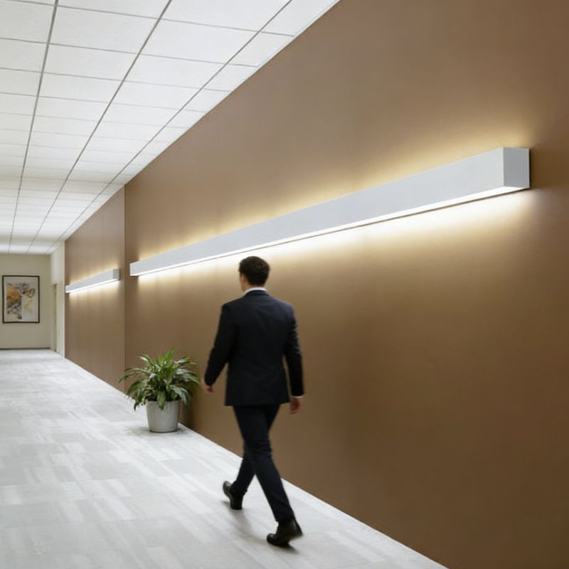 iluminación lineal larga en la pared