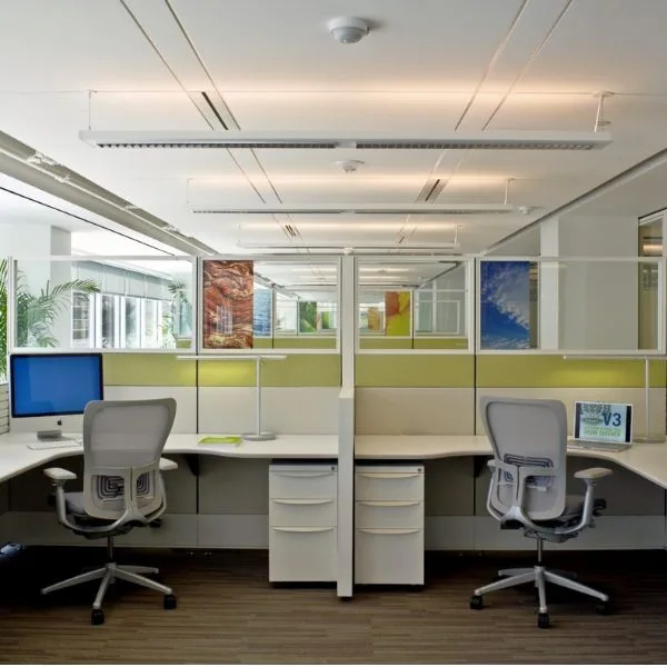 Quick-connect linear LED lighting system for reduced labor costs in commercial projects