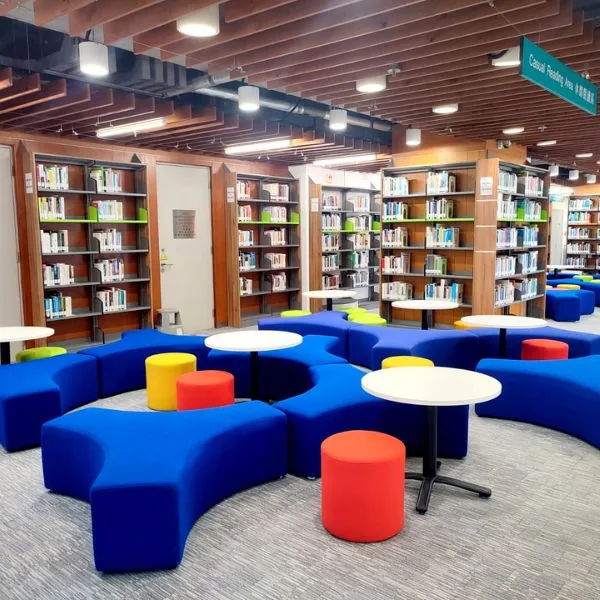 Low-glare UGR < 19 linear pendant lighting in a primary school learning zone.