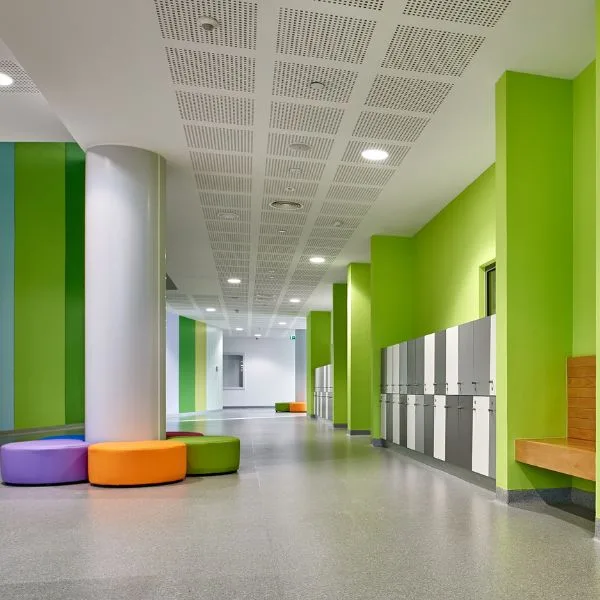 Éclairage scolaire pour les espaces de transition