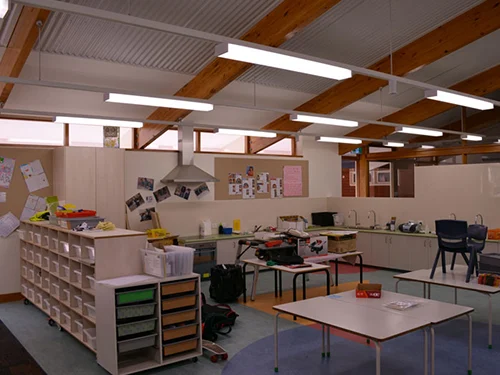 corpo illuminante per utilità scolastica