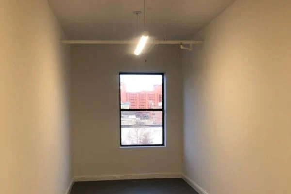 Round profile linear pendant lighting for commercial interiors